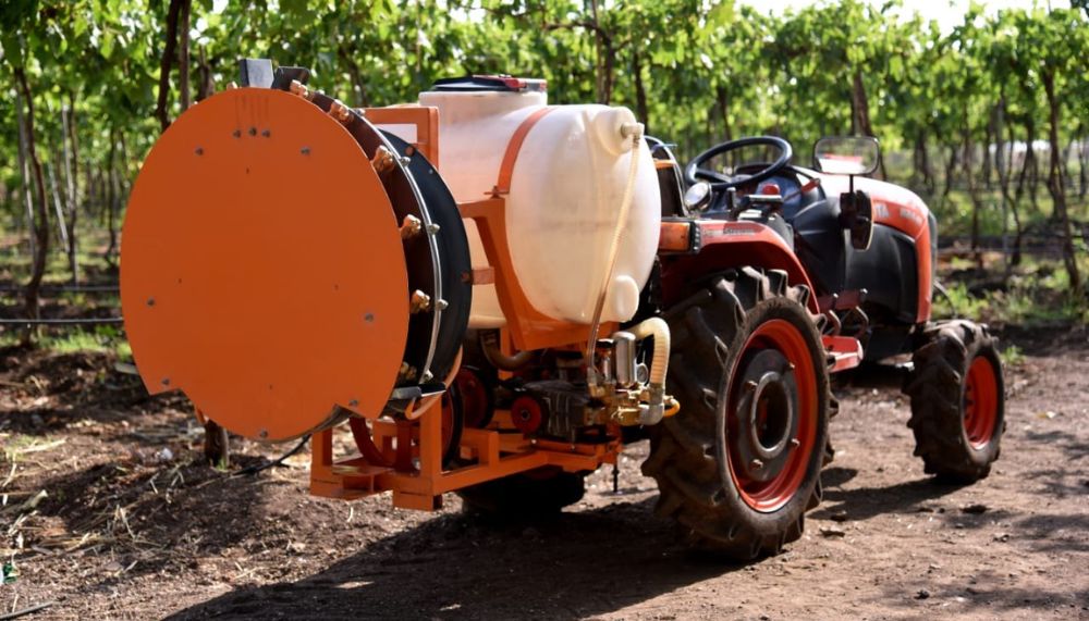 Types Of Tractor Operated Sprayers (With Benefits & Applications)